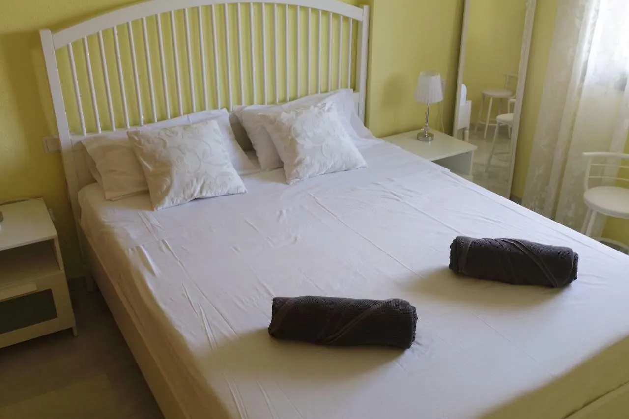 Pueblo Del Parque - Nice Apartment With Mountain And Garden Views ベナルマデナ 0*,  スペイン